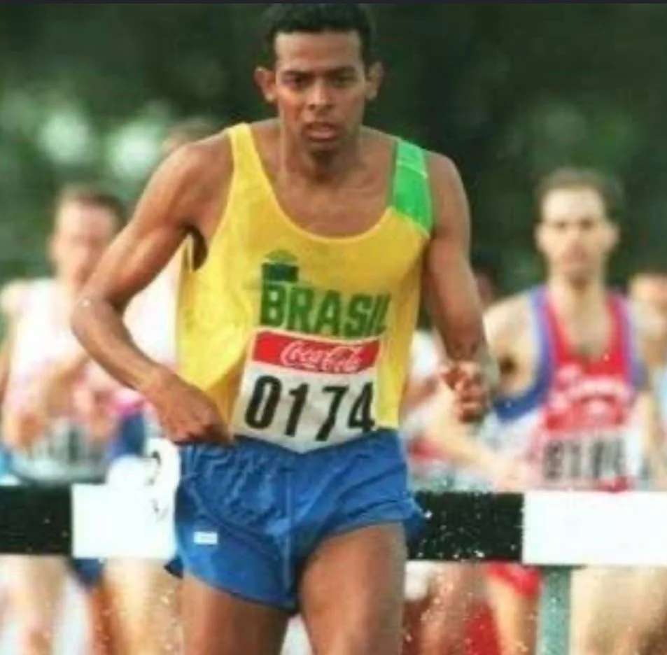 Wander do Prado com a camisa do Brasil saltando os obstáculos dos 3.000 m
